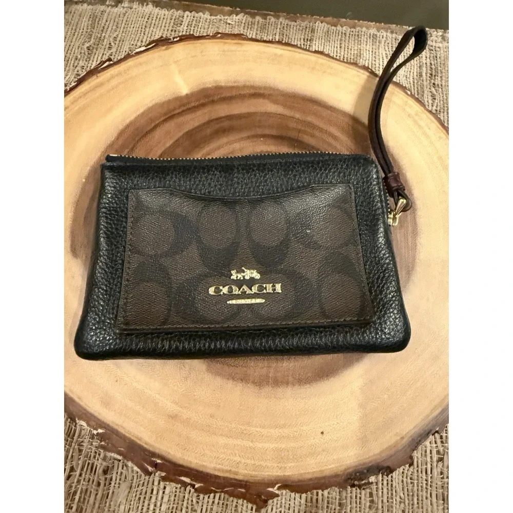 Coach corner zip